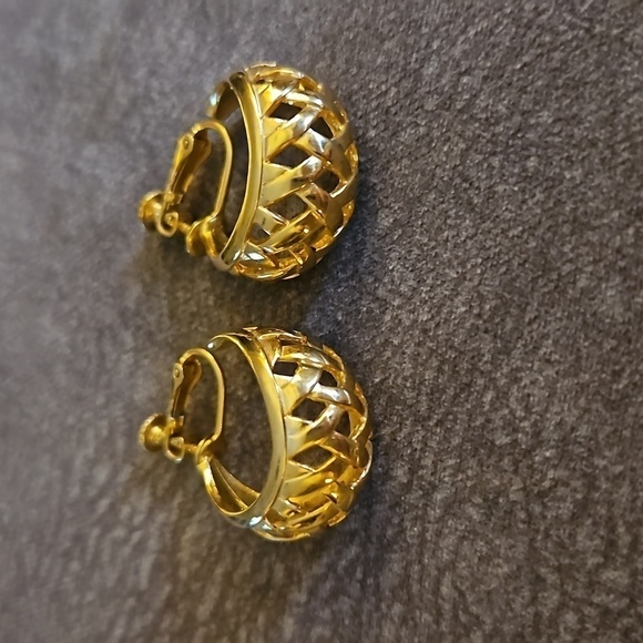 VTG NAPIER Goldtone Basketweave Chunky Hoop Clip-on Earrings - Picture 3 of 7